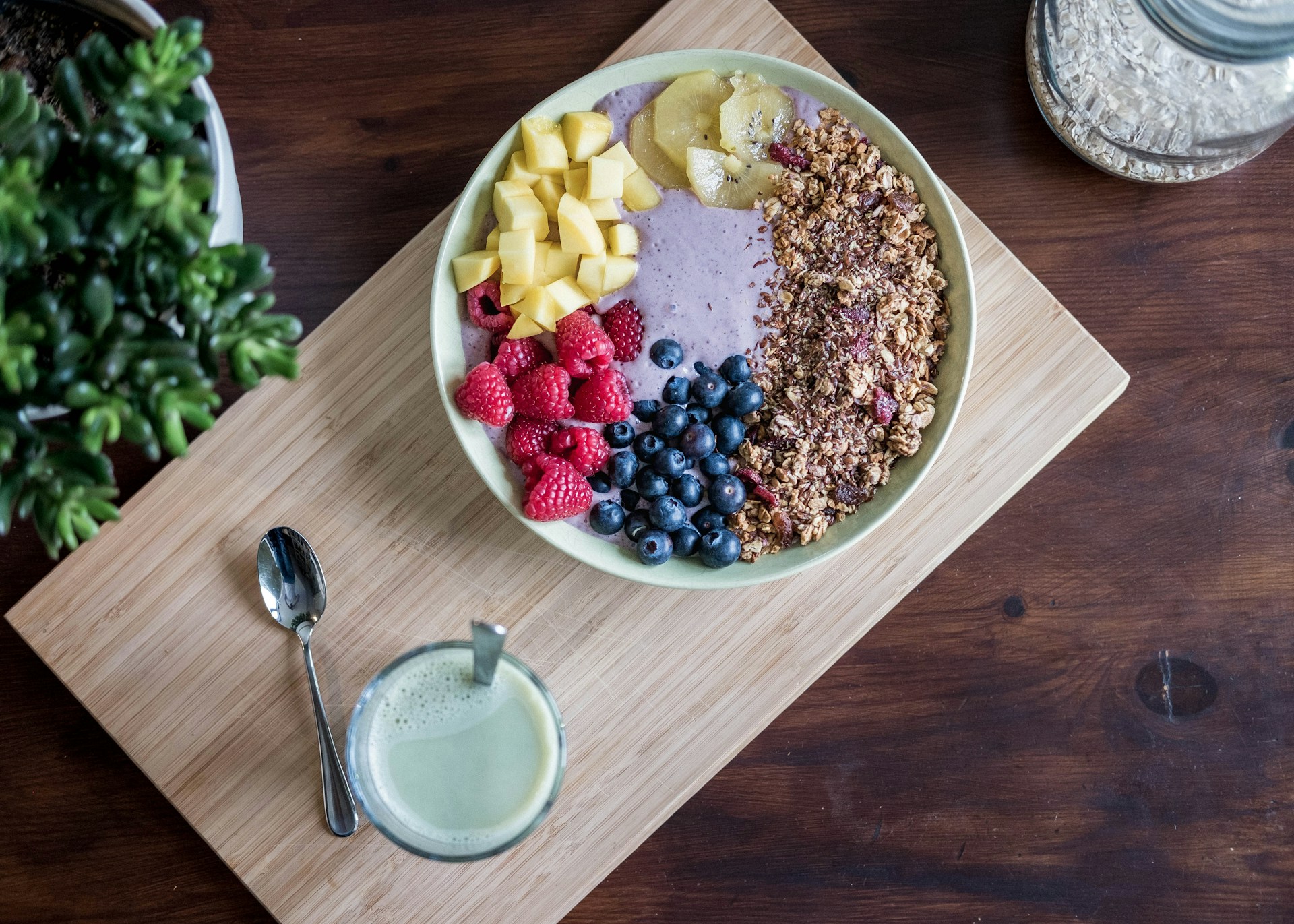 Schüssel mit einem gesunden Müsli mit Haferflocken und vielen Früchten