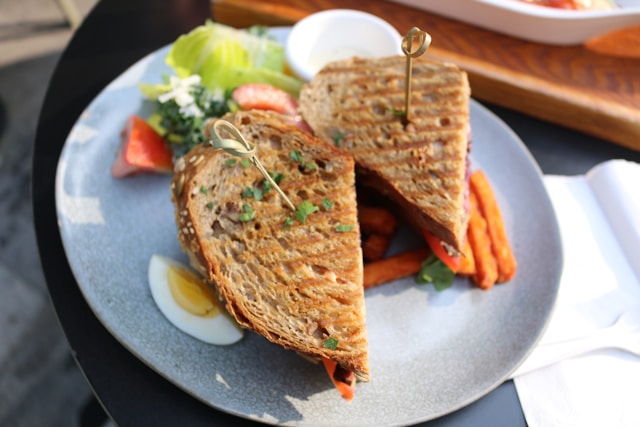Ein gesundes Sandwich mit gesunden Beilagen als Hauptmahlzeit auf einem Teller