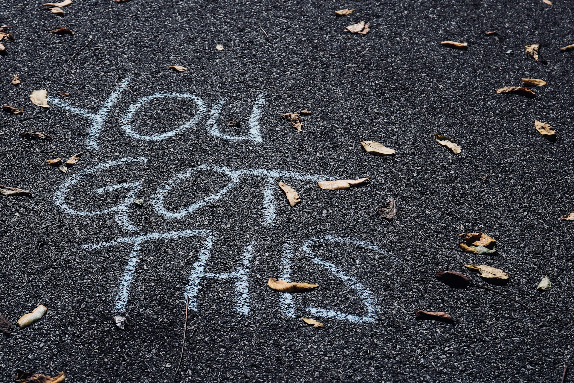 “You got this” mit weißer Kreise auf die herbstliche Straße geschrieben