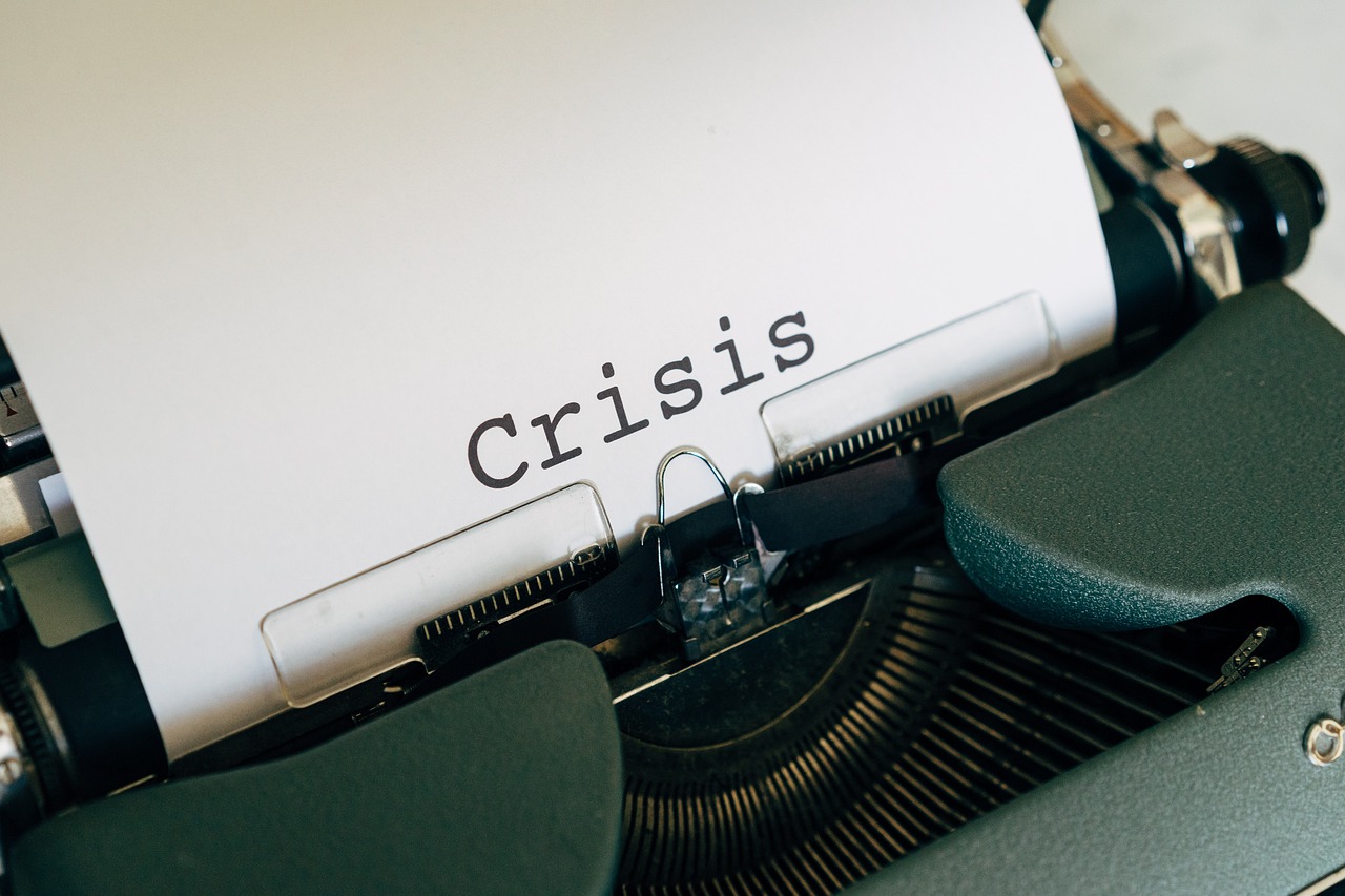 Das Wort “Crisis” (engl. Krise) auf einer Schreibmaschine getippt)
