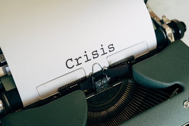 Das Wort "Crisis" (engl. Krise) auf einer Schreibmaschine getippt