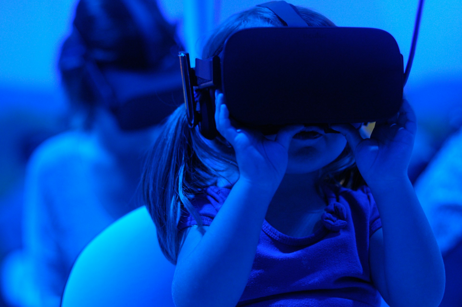 Mädchen mit VR-Brille