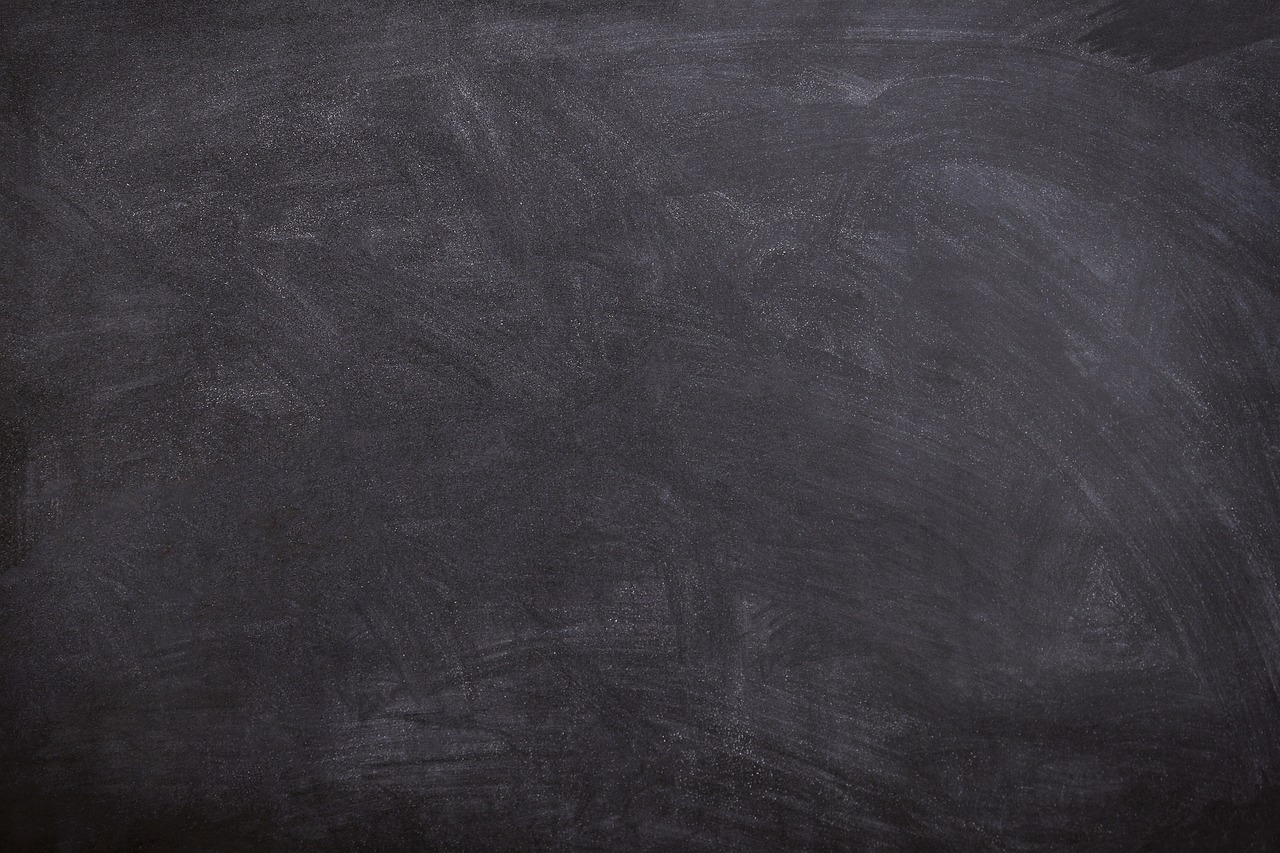 Ausgewischte Tafel (schwarz) mit weißen Kreideresten