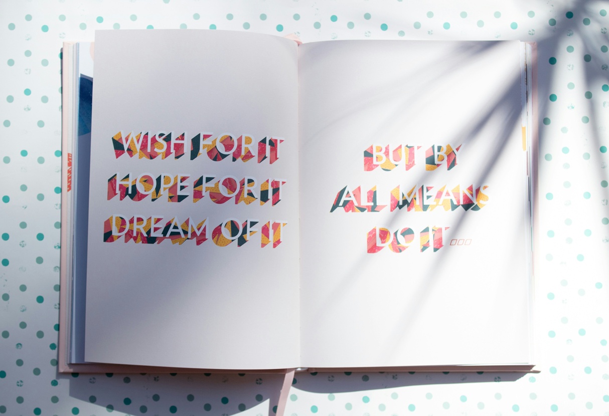 Foto eines Notizbuchs mit dem Text “And do it” (dt. “Und mache es”)