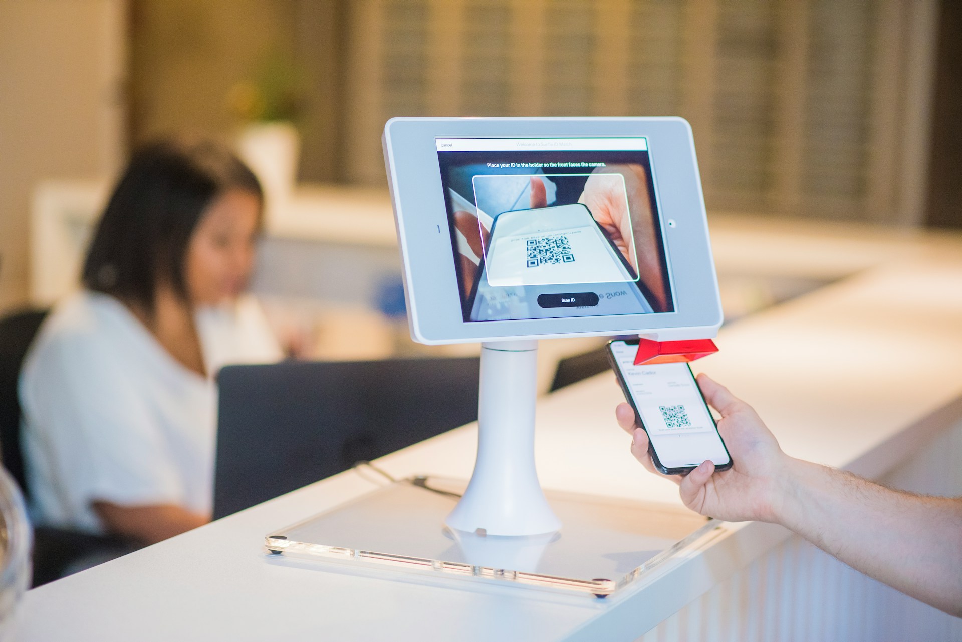QR-Code-Scanner für Smartphones an der Rezeption