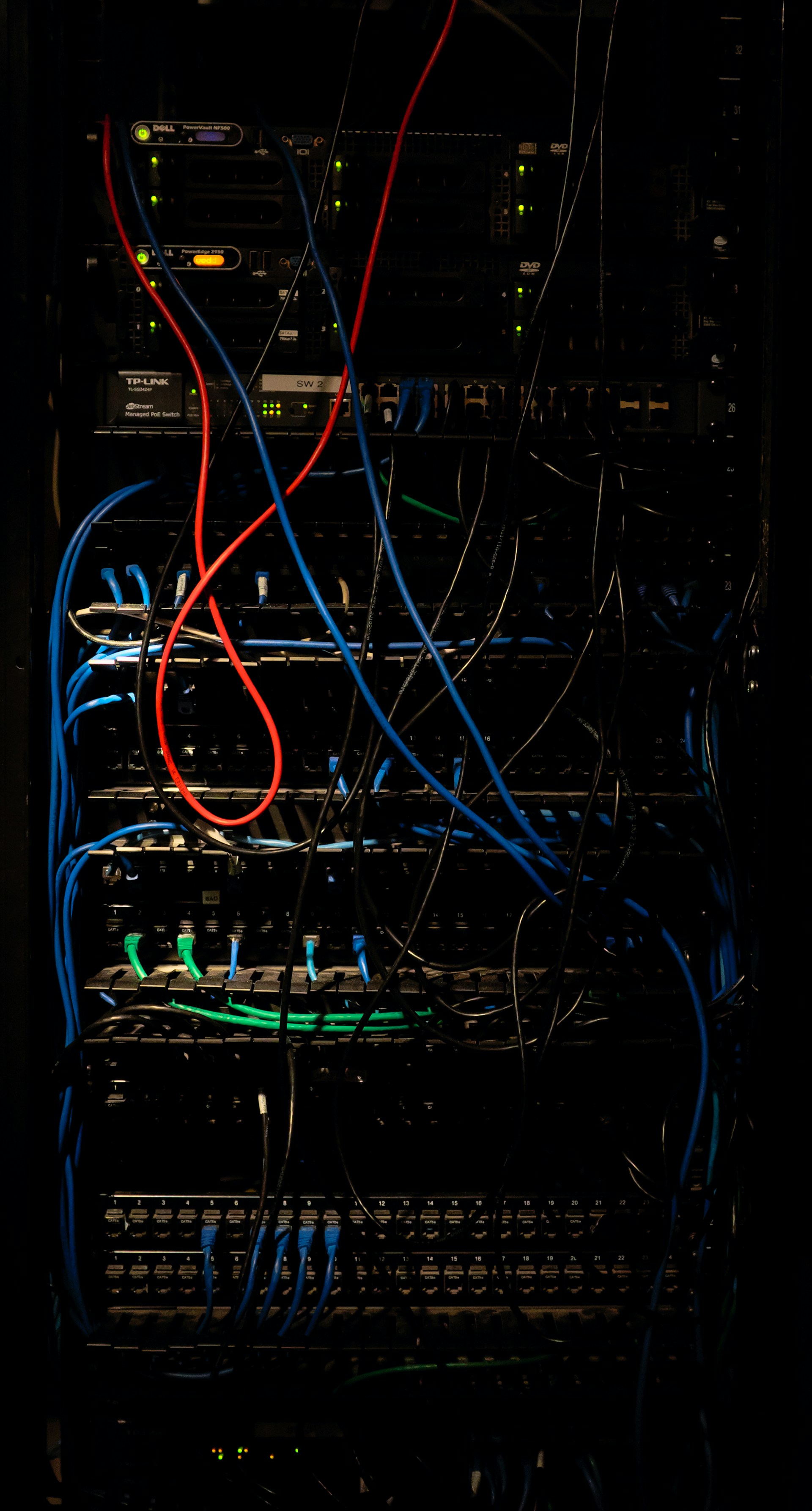 Server-Raum mit Server-Rack im Gang